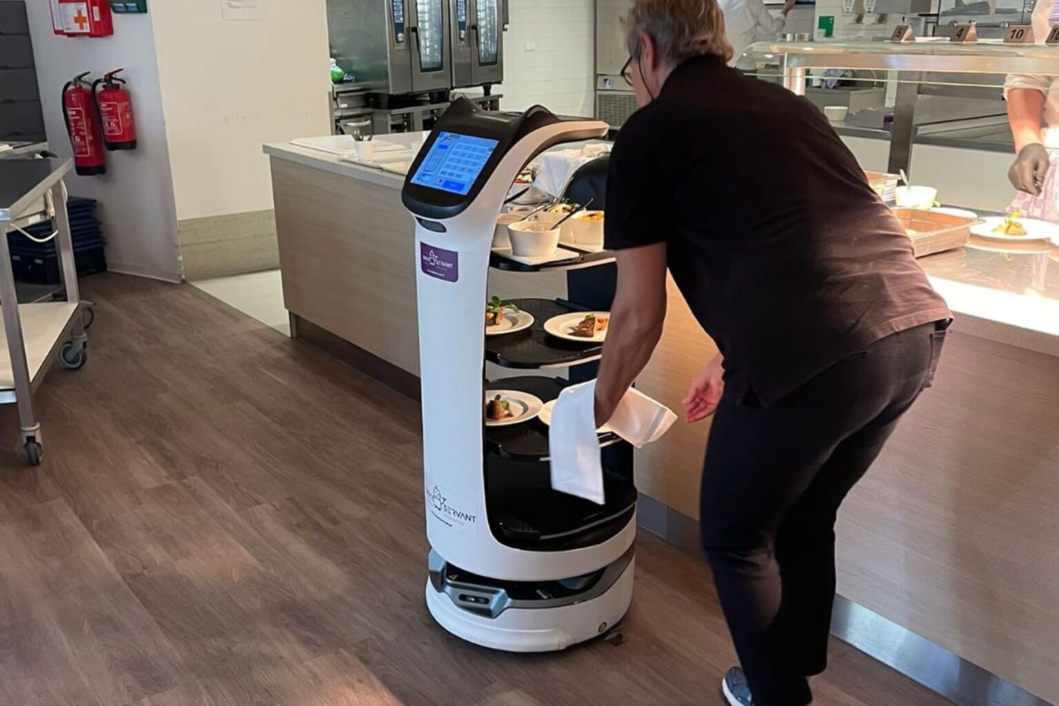 Smart Servant | Detacheerders in Service- & Schoonmaakrobots